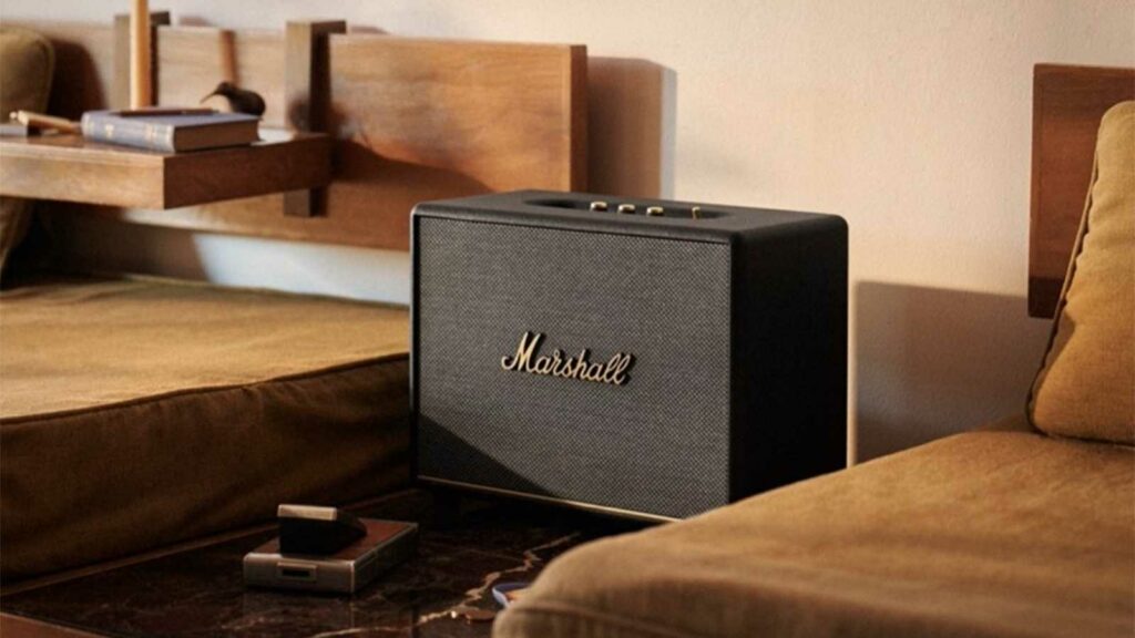 ลำโพง marshall สีดำทองในห้องนั่งเล่น